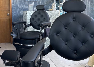 Sillas de barbero en Razor, Pachuca De Soto, Hidalgo, MX. Elegancia y confort impecables.