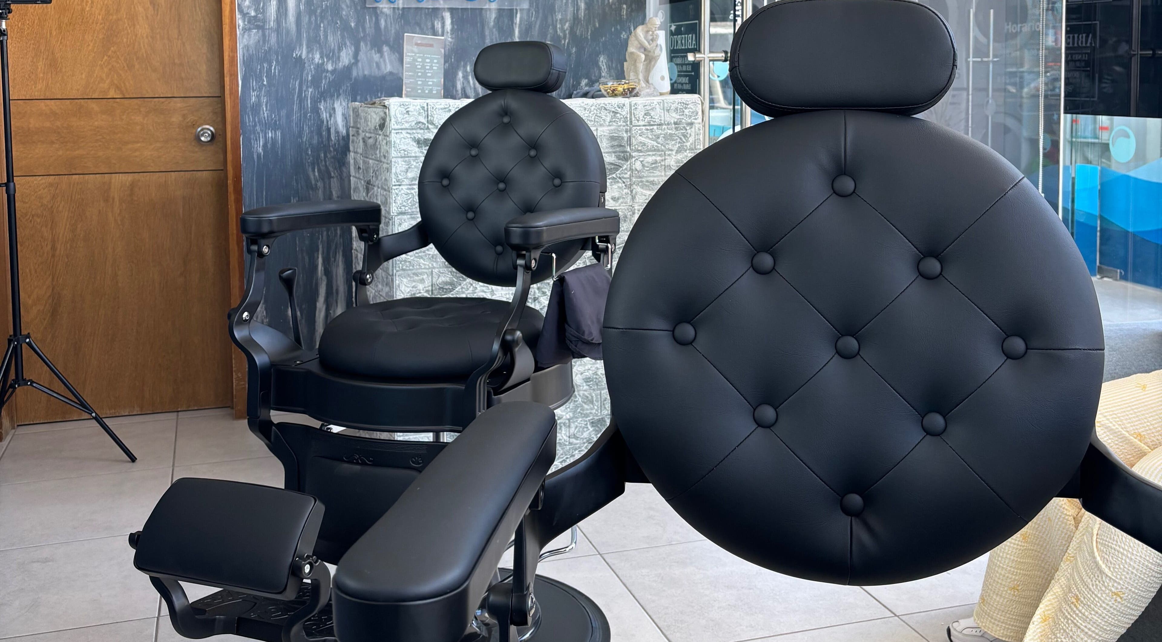 Sillas de barbero en Razor, Pachuca De Soto, Hidalgo, MX. Elegancia y confort impecables.