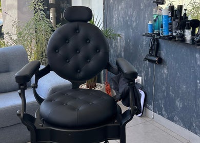 Elegante sillón de barbería en Razor, Pachuca De Soto, Hidalgo, MX. Ambiente preparado para servicios de belleza.
