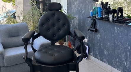 Elegante sillón de barbería en Razor, Pachuca De Soto, Hidalgo, MX. Ambiente preparado para servicios de belleza.