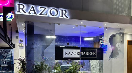 Entrada iluminada de Razor Barber en Pachuca De Soto, Hidalgo, MX, mostrando su moderna estética.