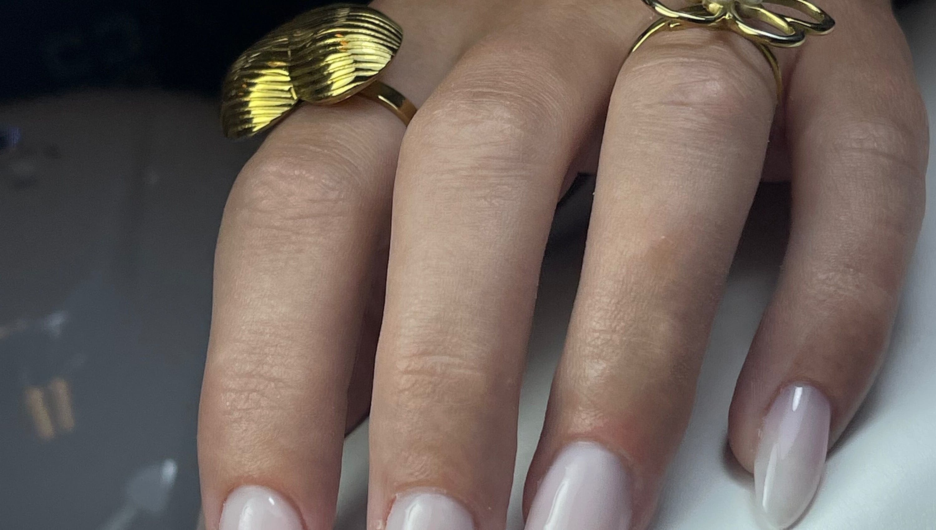 Stijlvolle manicure bij Houseoffnails, Delfzijl, Groningen, NL met gouden ringen. Perfect voor een luxe uitstraling.