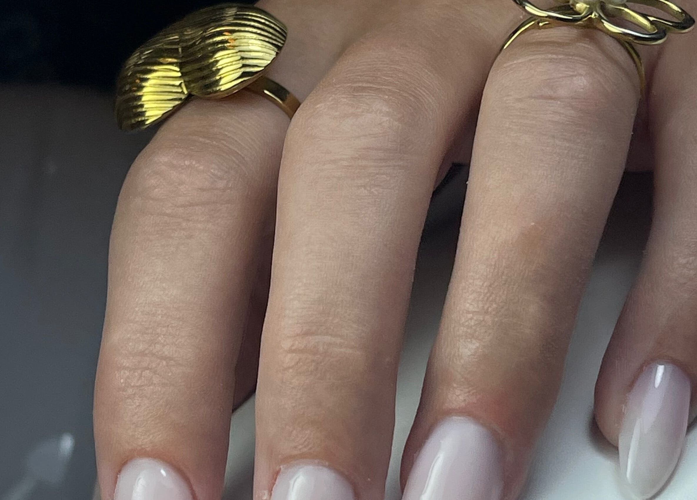 Stijlvolle manicure bij Houseoffnails, Delfzijl, Groningen, NL met gouden ringen. Perfect voor een luxe uitstraling.