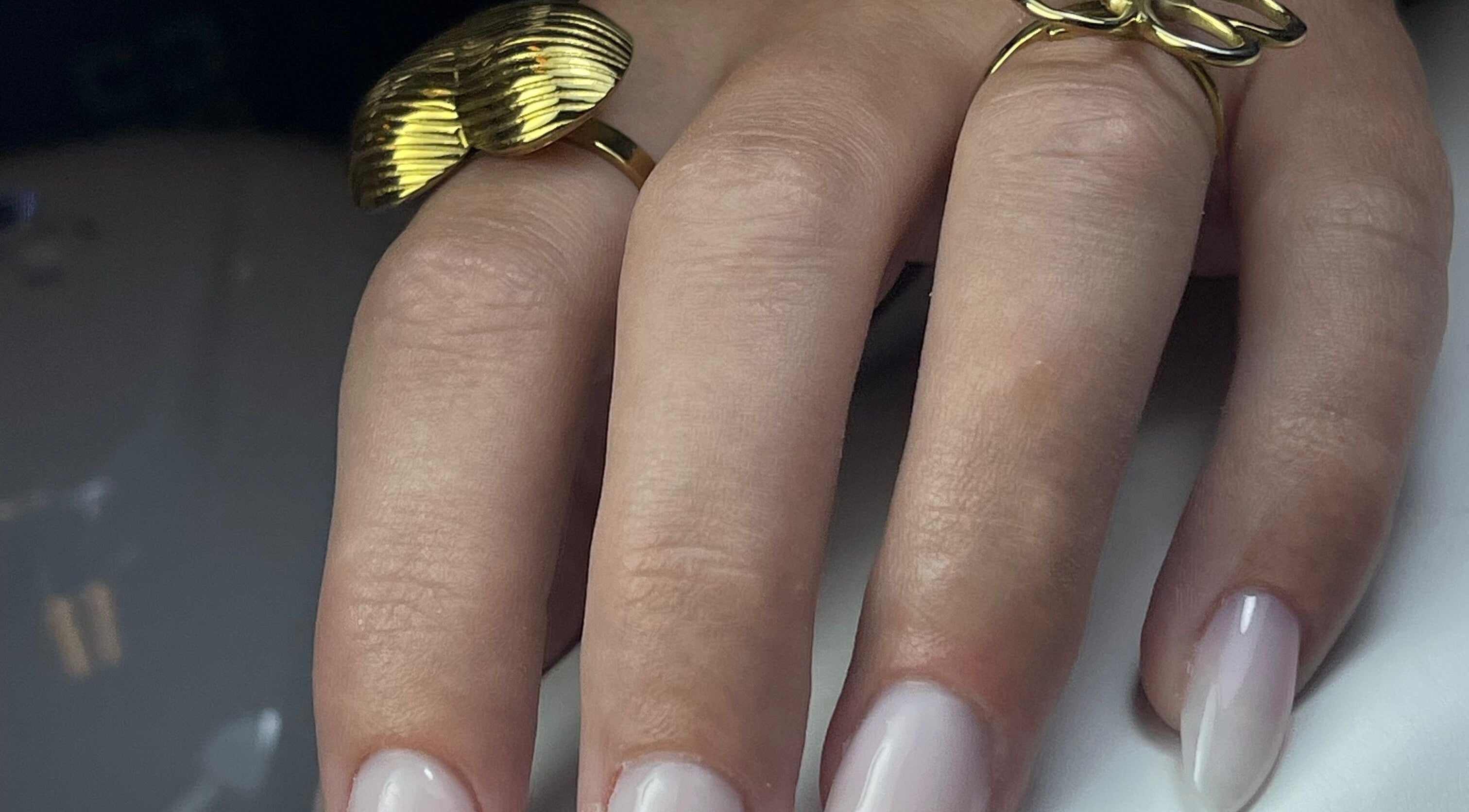 Stijlvolle manicure bij Houseoffnails, Delfzijl, Groningen, NL met gouden ringen. Perfect voor een luxe uitstraling.