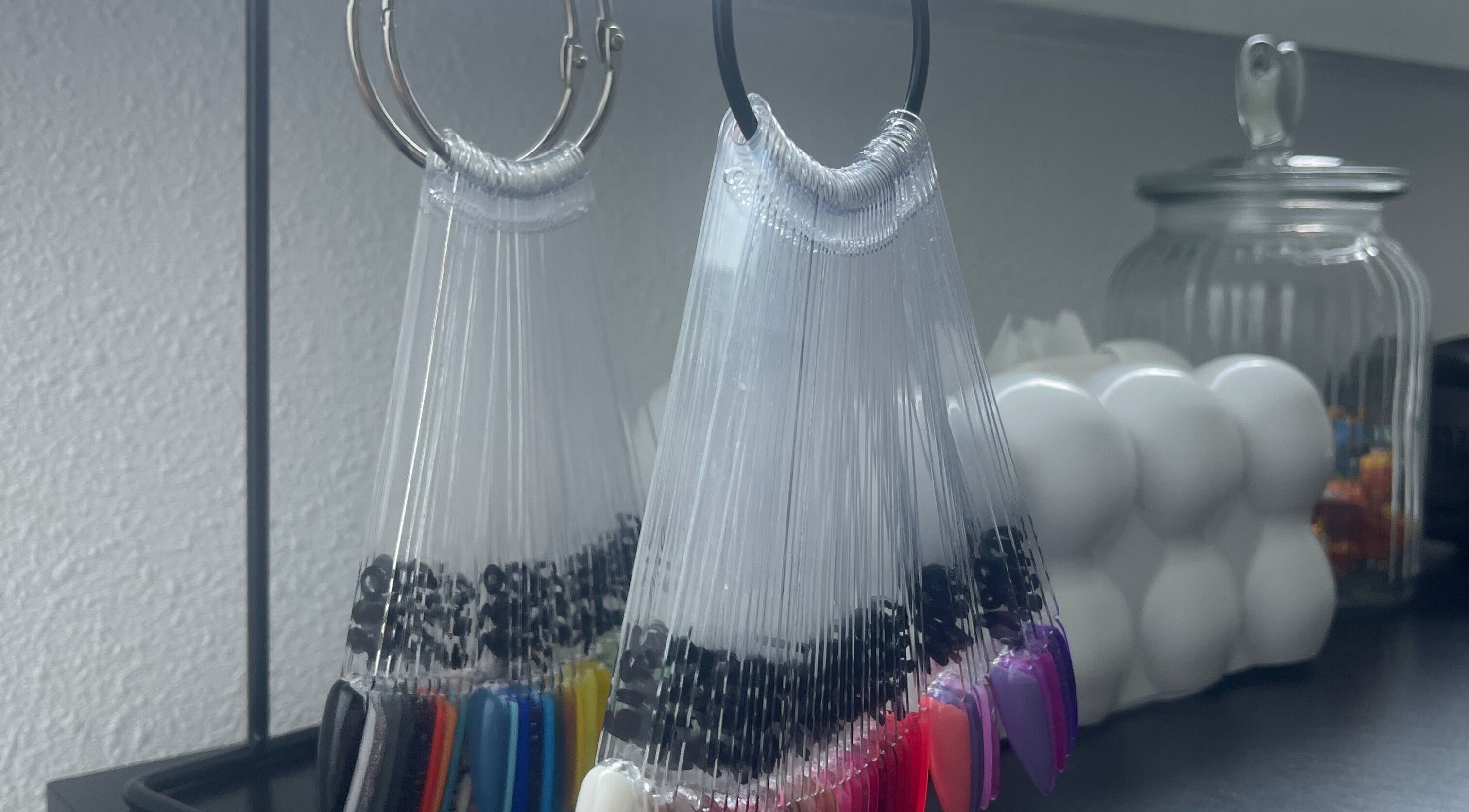 Kleurrijke nagellakken bij Houseoffnails in Delfzijl, Groningen, NL