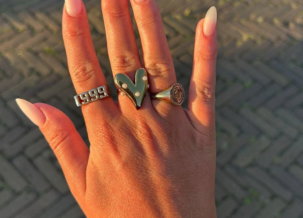 Verzorgde nagels met gouden ringen bij Houseoffnails in Delfzijl, Groningen, NL
