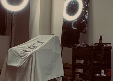 Interior elegante de Zantinnobarberstudio con iluminación profesional en Mendoza, Mendoza, AR.