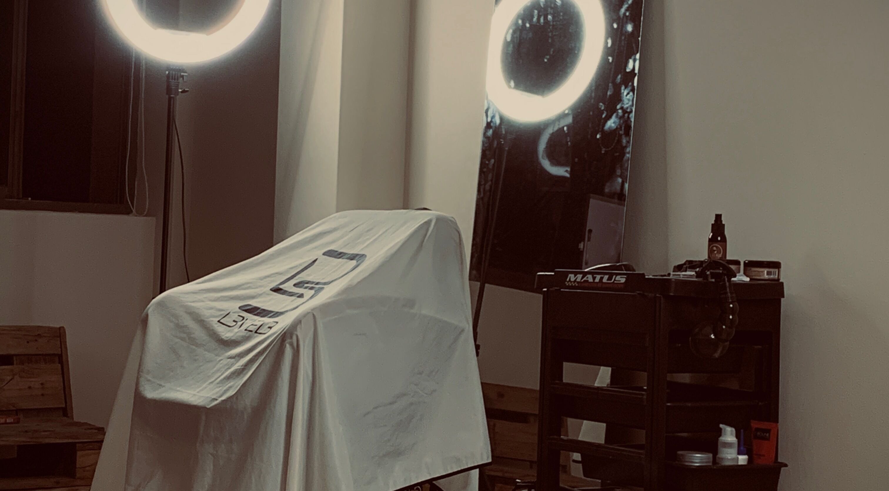 Interior elegante de Zantinnobarberstudio con iluminación profesional en Mendoza, Mendoza, AR.