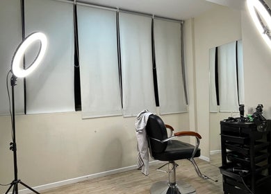 Estudio moderno de Zantinnobarberstudio en Mendoza, Mendoza, AR con silla y luminarias elegantes.