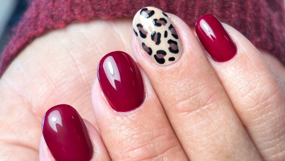 Art ongles rouge et léopard à Escapade Beauté, Vivonne, Nouvelle-Aquitaine, FR.