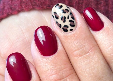 Art ongles rouge et léopard à Escapade Beauté, Vivonne, Nouvelle-Aquitaine, FR.