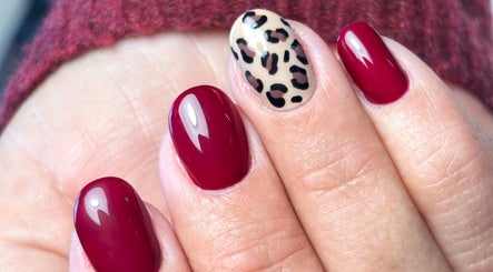 Art ongles rouge et léopard à Escapade Beauté, Vivonne, Nouvelle-Aquitaine, FR.