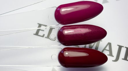Nuances de vernis à ongles rouges à Escapade Beauté, Vivonne, Nouvelle-aquitaine, FR.