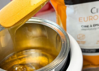 Cire chauffante à Escapade Beauté, Vivonne, Nouvelle-Aquitaine, FR. Idéal pour une épilation douce.