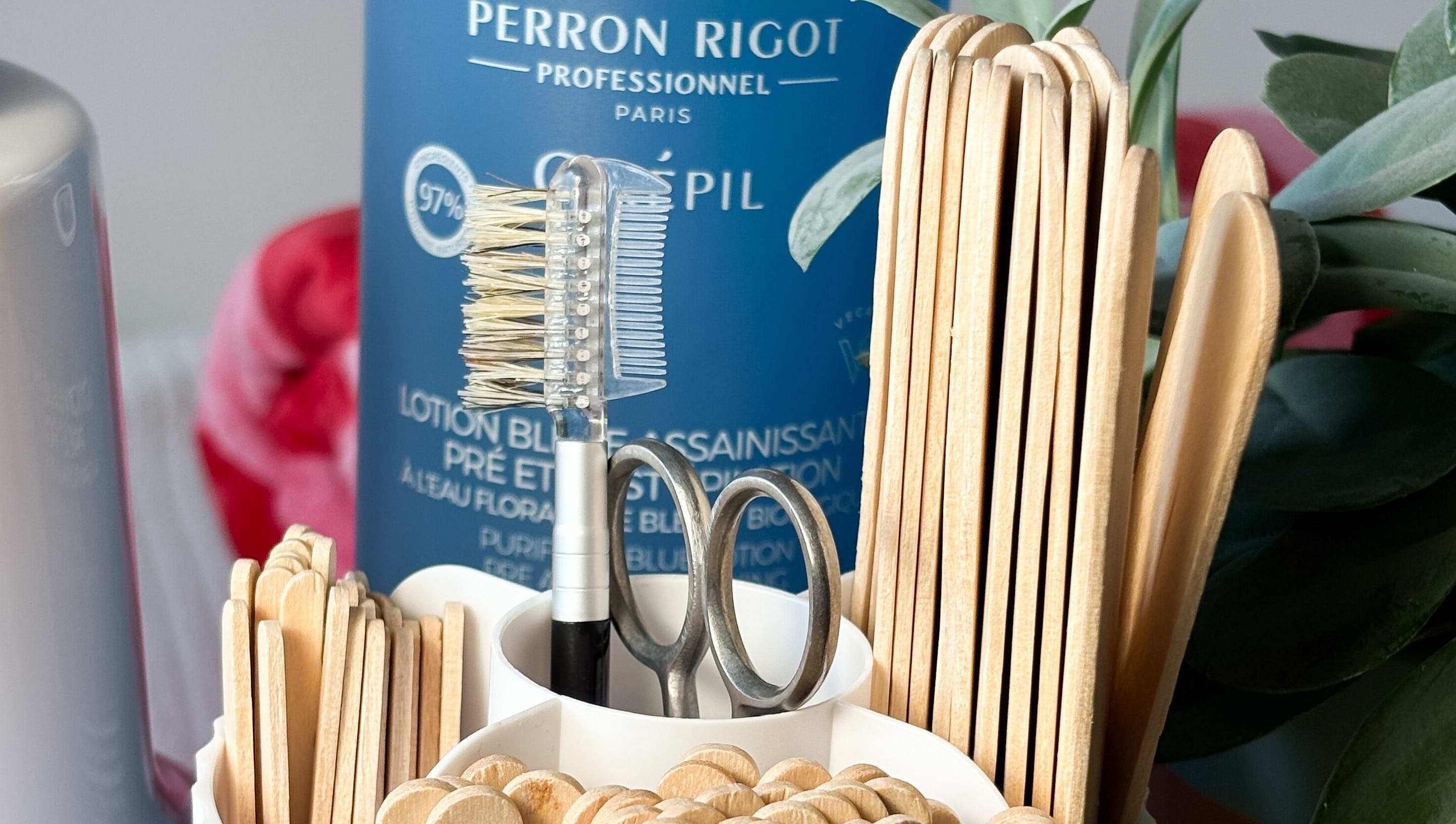 Outils de beauté chez Escapade Beauté à Vivonne, Nouvelle-Aquitaine, FR. Brosses et ciseaux en vedette.