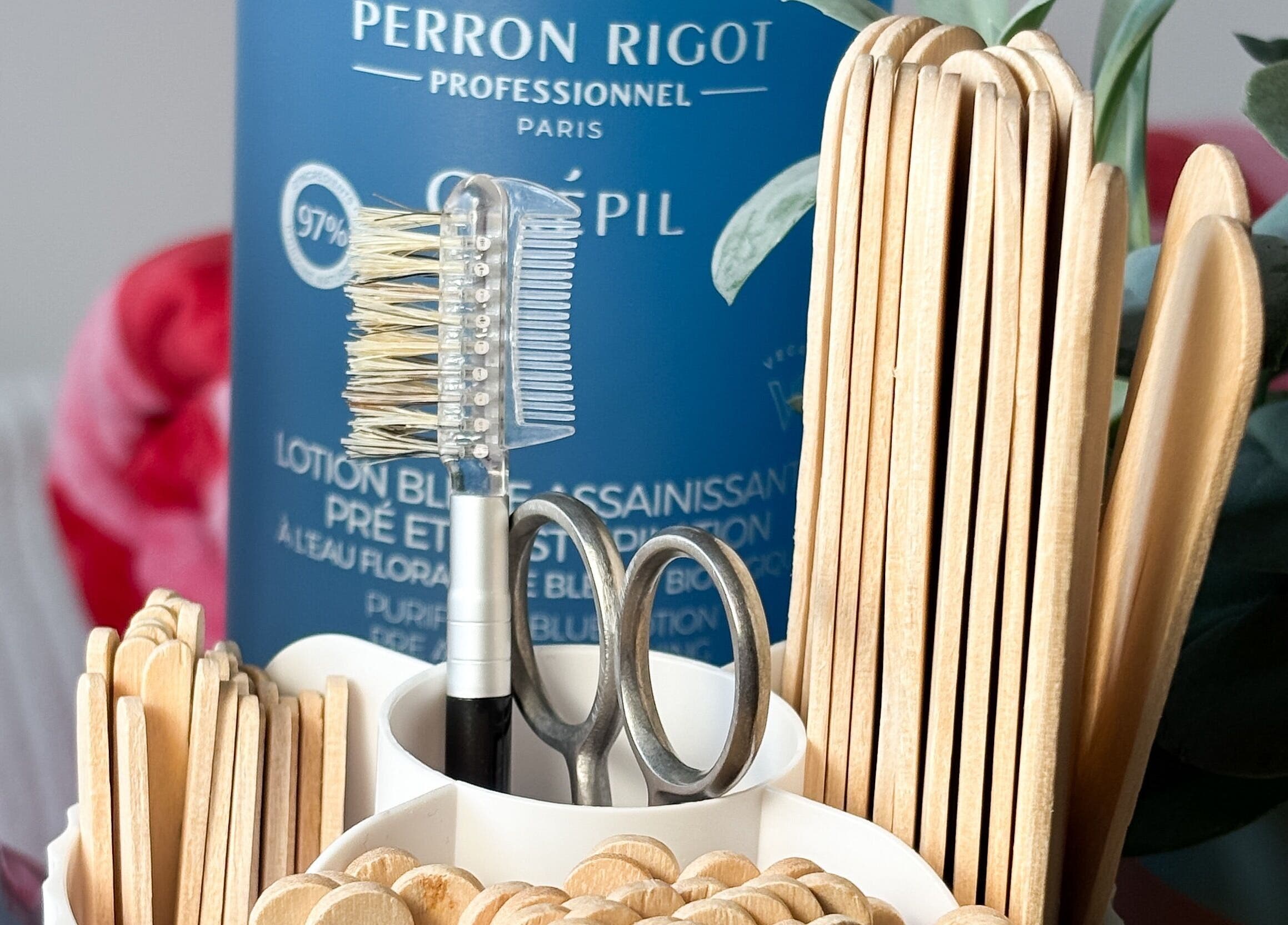 Outils de beauté chez Escapade Beauté à Vivonne, Nouvelle-Aquitaine, FR. Brosses et ciseaux en vedette.