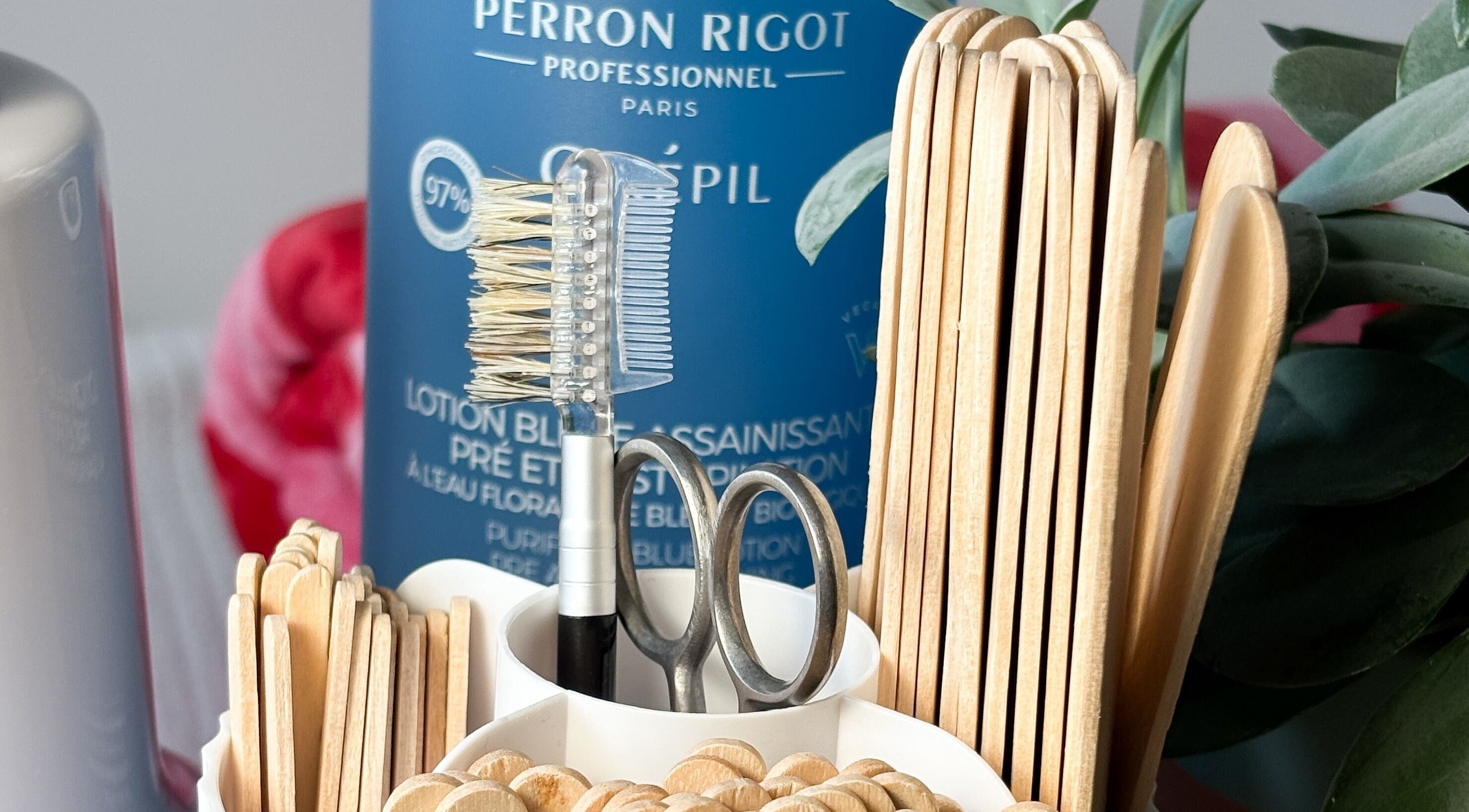 Outils de beauté chez Escapade Beauté à Vivonne, Nouvelle-Aquitaine, FR. Brosses et ciseaux en vedette.