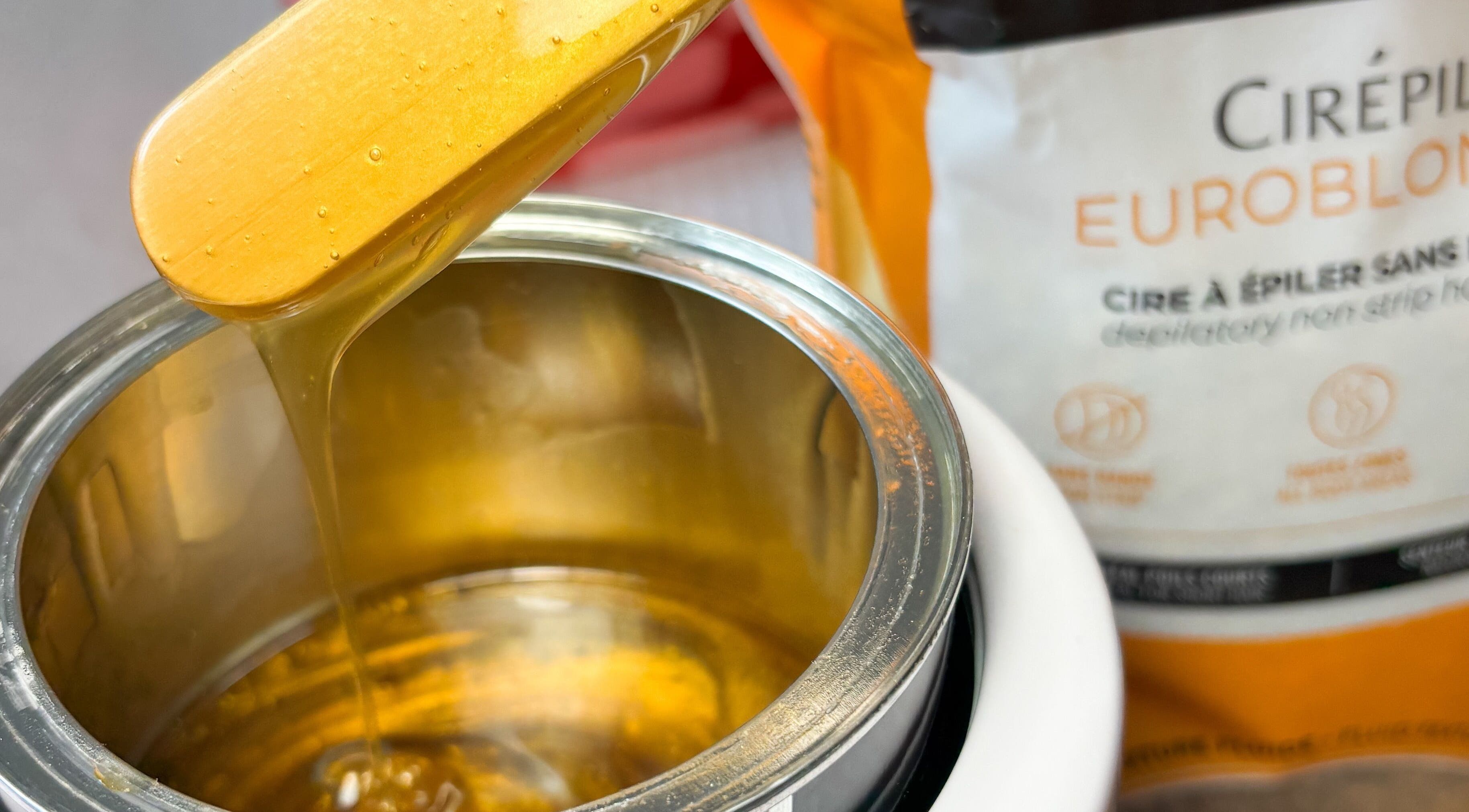 Cire chaude prête à l'emploi chez Escapade Beauté, Vivonne, Nouvelle-Aquitaine, FR pour une épilation parfaite.