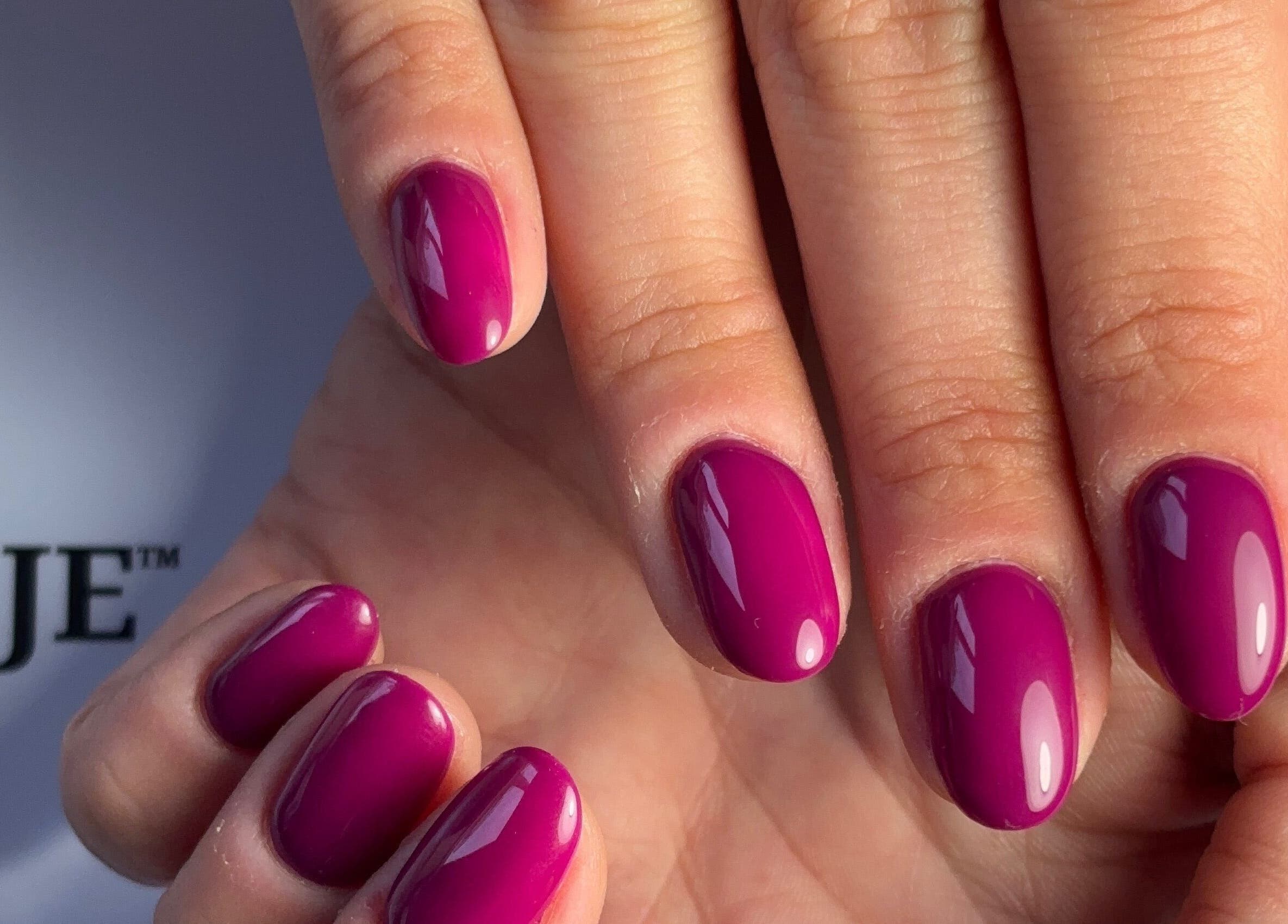 Manucure violet éclatante à Escapade Beauté, Vivonne, Nouvelle-Aquitaine, FR. Ongles magnifiquement vernis.