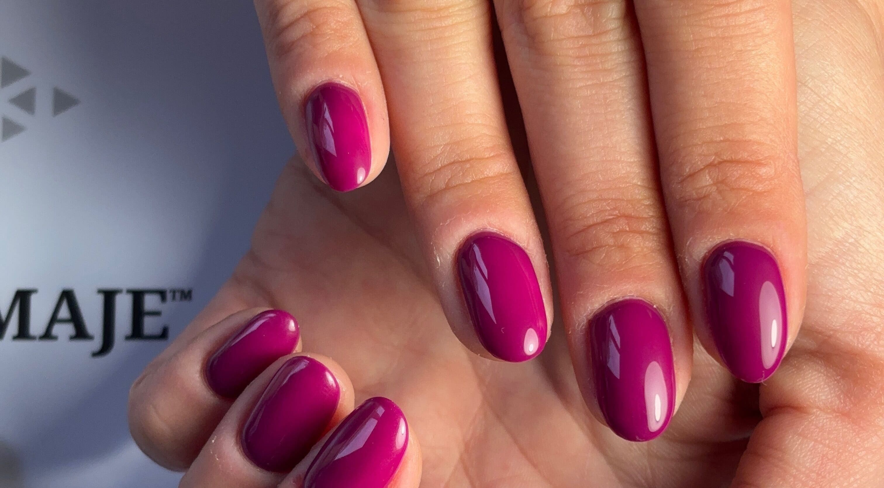 Manucure violet éclatante à Escapade Beauté, Vivonne, Nouvelle-Aquitaine, FR. Ongles magnifiquement vernis.