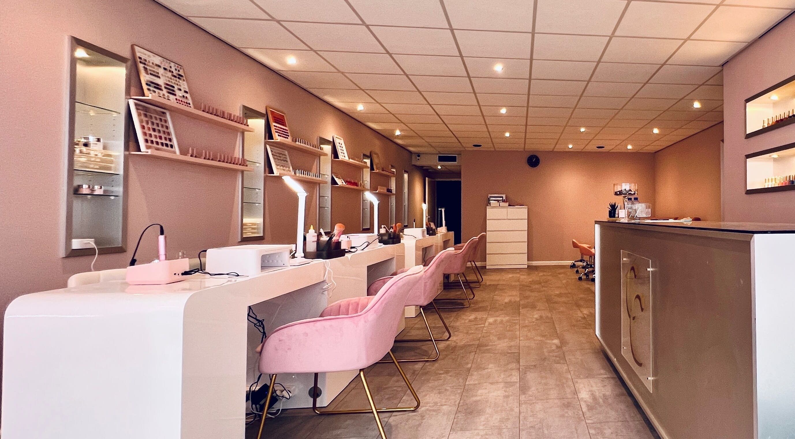 Fay beauty的现代化美容室，位于Den Haag, Zuid-holland, NL。舒适的粉色椅子与整洁的环境。