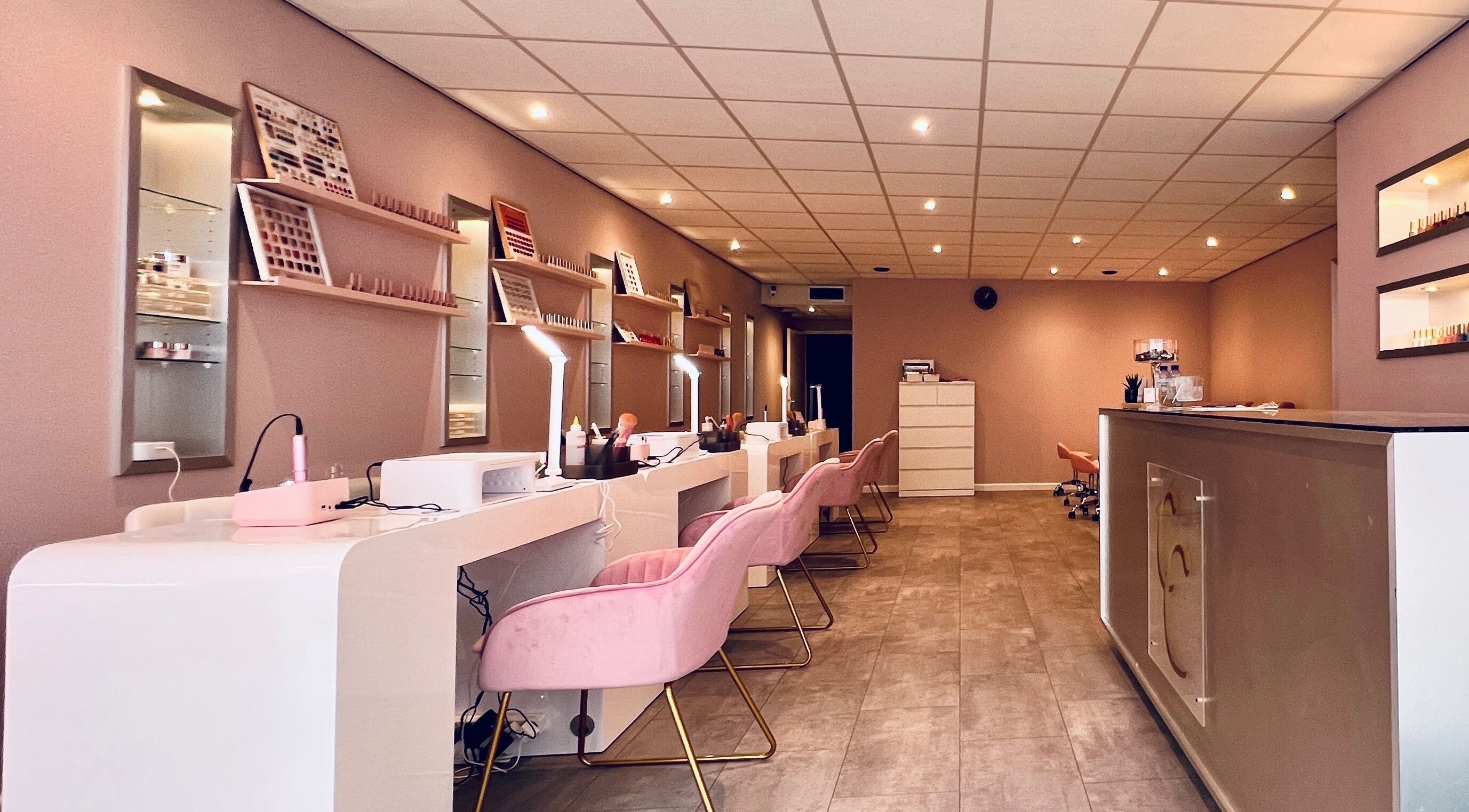 Fay beauty的现代化美容室，位于Den Haag, Zuid-holland, NL。舒适的粉色椅子与整洁的环境。