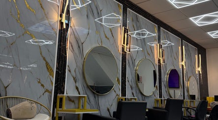 Luxurious salon mirrors at Rim’s Hairdressing, Sheffield, England, GB, featuring gold accents and modern decor.