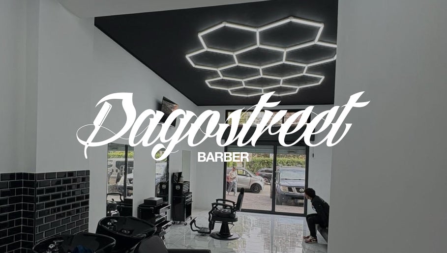 Interno moderno di Dagostreet Barber a Mombretto, Lombardia, IT con sedie eleganti e illuminazione artistica.