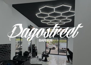 Interno moderno di Dagostreet Barber a Mombretto, Lombardia, IT con sedie eleganti e illuminazione artistica.