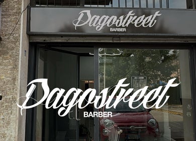 Ingresso di Dagostreet Barber a Mombretto, Lombardia, IT, con insegna distintiva.