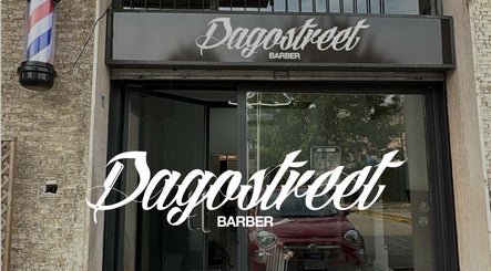 Ingresso di Dagostreet Barber a Mombretto, Lombardia, IT, con insegna distintiva.