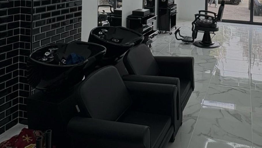 Interno moderno di Dagostreet Barber con lavabi e poltrone a Mombretto, Lombardia, IT.