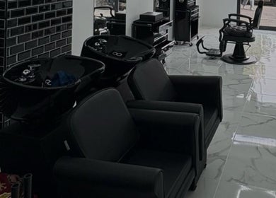Interno moderno di Dagostreet Barber con lavabi e poltrone a Mombretto, Lombardia, IT.