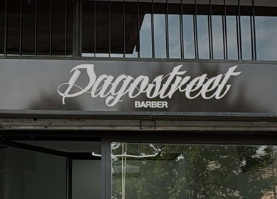Insegna dell'ingresso di Dagostreet Barber a Mombretto, Lombardia, IT.