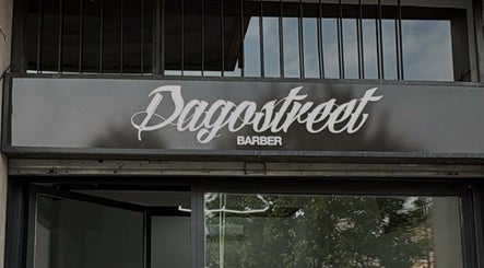 Insegna dell'ingresso di Dagostreet Barber a Mombretto, Lombardia, IT.