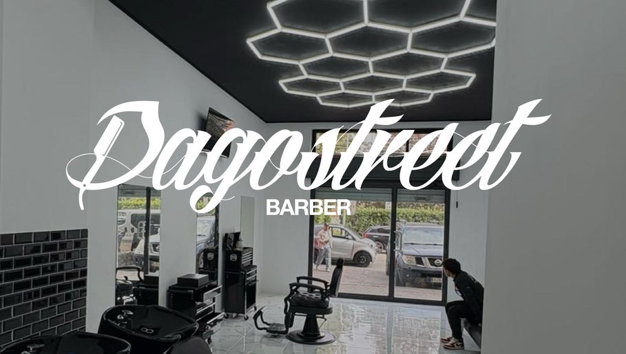 Interno moderno di Dagostreet Barber a Mombretto, Lombardia, IT con design minimalista e illuminazione geometrica.