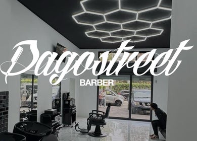 Interno moderno di Dagostreet Barber a Mombretto, Lombardia, IT con design minimalista e illuminazione geometrica.