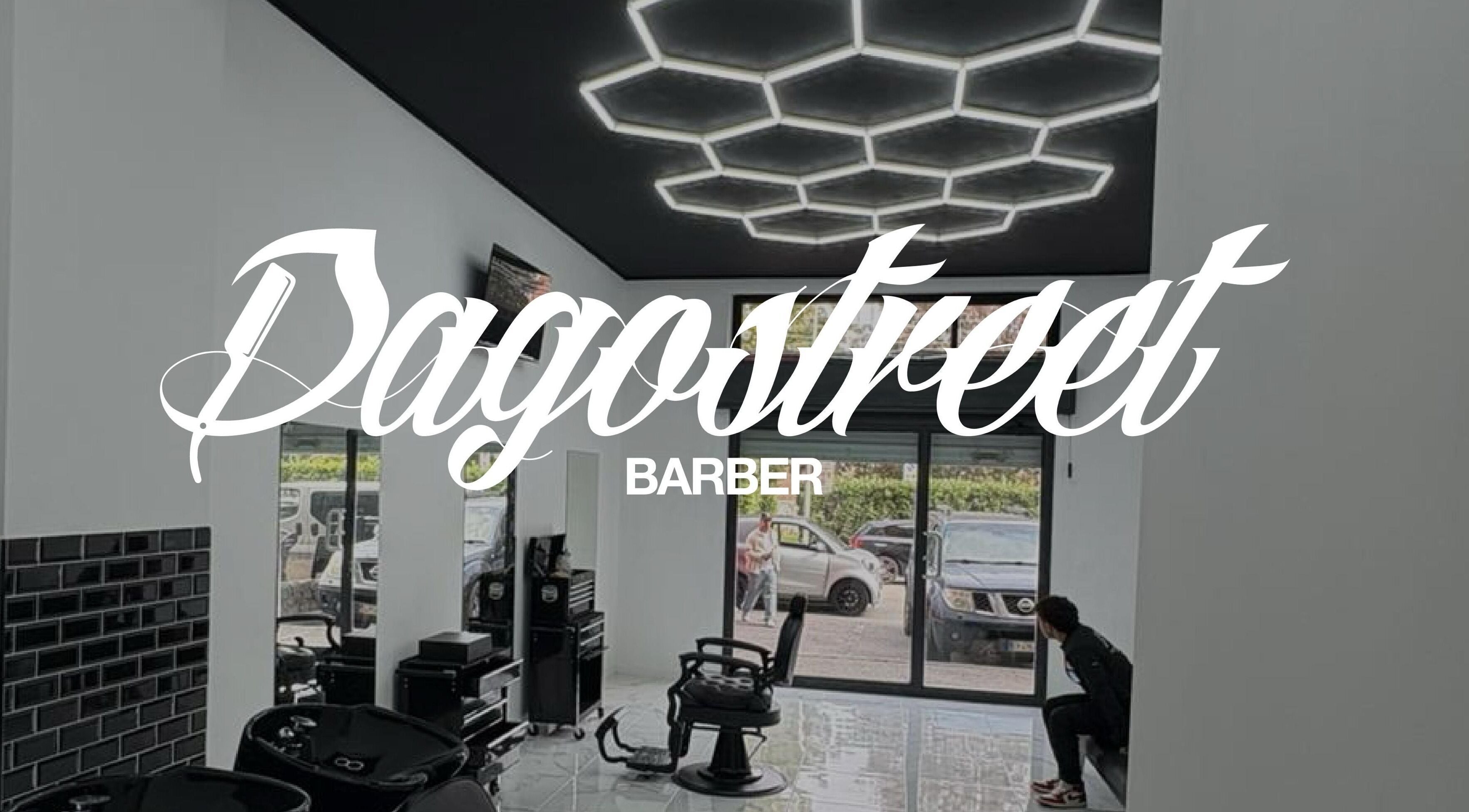 Interno moderno di Dagostreet Barber a Mombretto, Lombardia, IT con design minimalista e illuminazione geometrica.