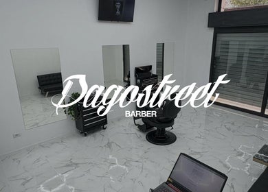 Interno moderno di Dagostreet Barber a Mombretto, Lombardia, IT con pavimenti in marmo e specchi.