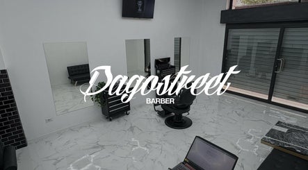 Interno moderno di Dagostreet Barber a Mombretto, Lombardia, IT con pavimenti in marmo e specchi.