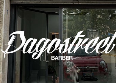 Ingresso principale di Dagostreet Barber a Mombretto, Lombardia, IT con vetri trasparenti.