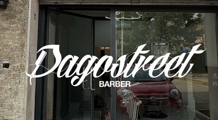 Ingresso principale di Dagostreet Barber a Mombretto, Lombardia, IT con vetri trasparenti.
