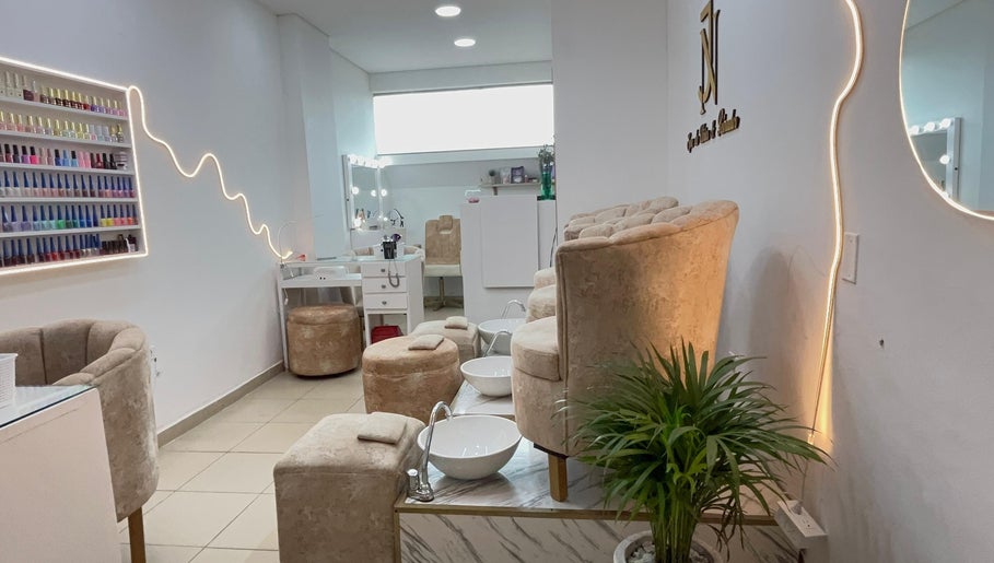 Interior moderno y acogedor de JN SPA DE UÑAS Y PEINADOS en Cartagena De Indias, Bolívar, CO.