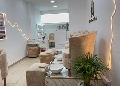 Interior moderno y acogedor de JN SPA DE UÑAS Y PEINADOS en Cartagena De Indias, Bolívar, CO.