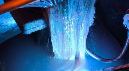 Soin capillaire aux reflets lumineux à Lunéa Head Spa, Saint-martin-la-pallu, Nouvelle-aquitaine, FR.