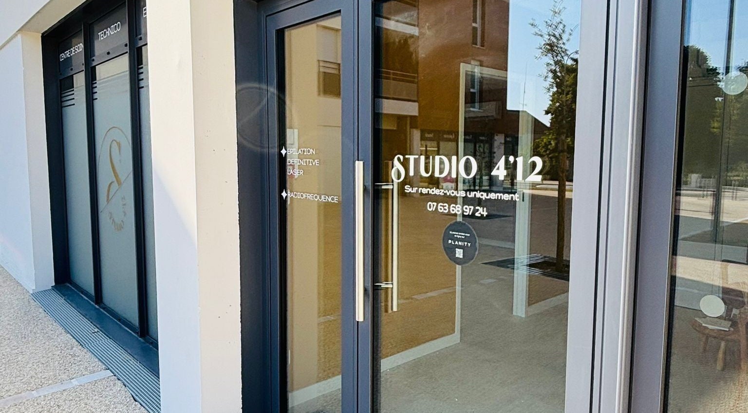 Entrée moderne de Lunéa Head Spa à Neuville-de-Poitou, Nouvelle-Aquitaine, FR, avec porte en verre.