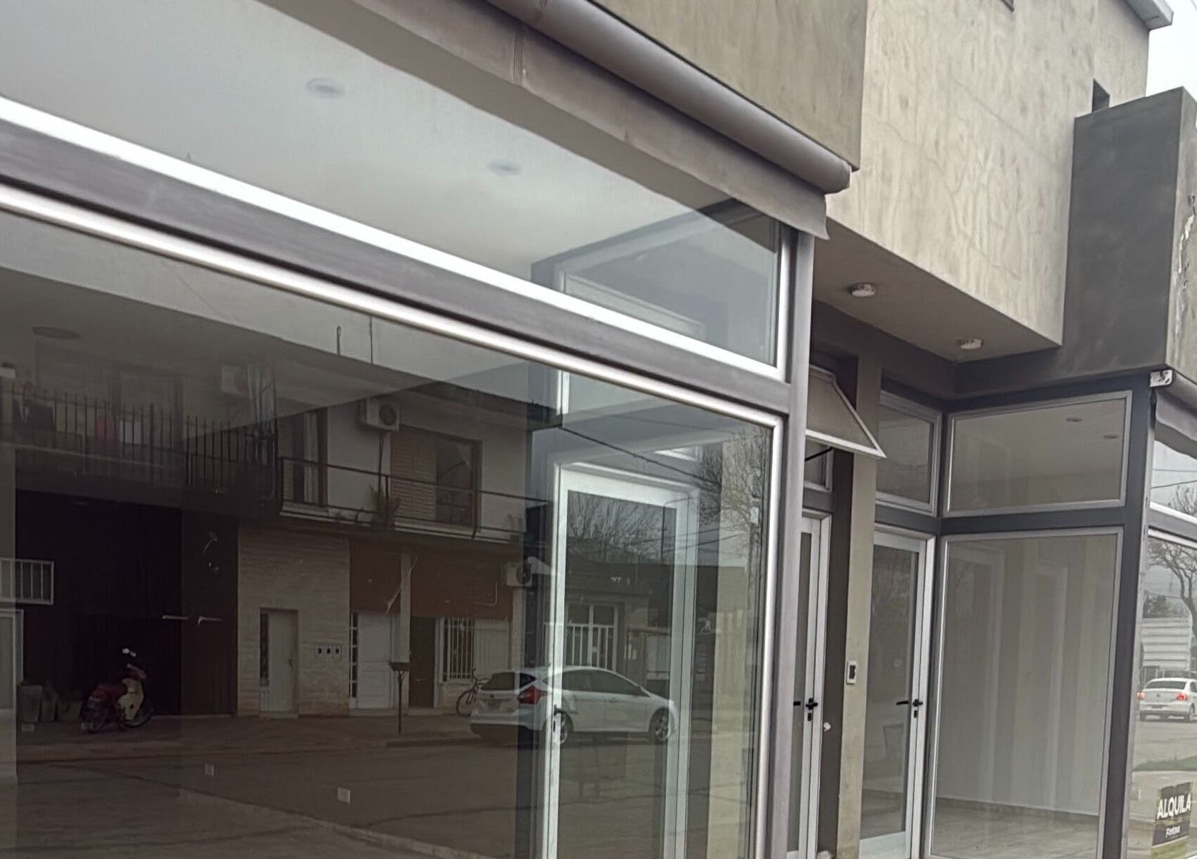 Fachada de Studio19 en Totoras, Santa Fe, AR, con grandes ventanales y entorno urbano.