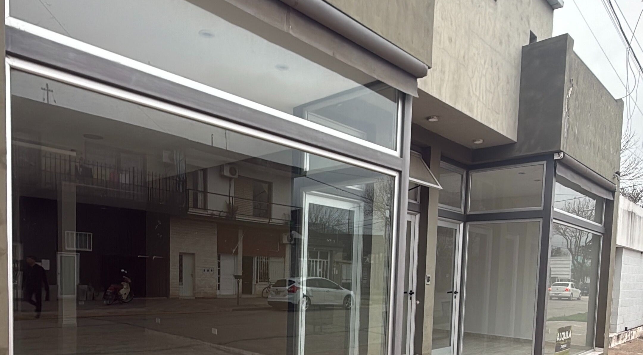 Fachada de Studio19 en Totoras, Santa Fe, AR, con grandes ventanales y entorno urbano.