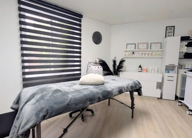 Salle de traitement LaserProDiode épurée à Montréal, Canada, CA avec table et équipements modernes.