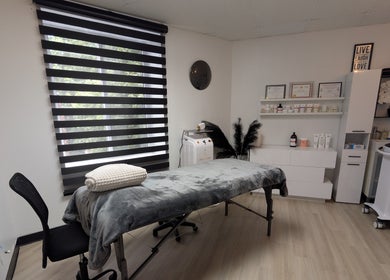 Salle de soin moderne chez LaserProDiode, Montréal, Canada, CA, avec table de massage.